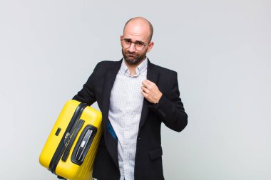 Genç kel adam kibirli, başarılı, pozitif ve gururlu görünüyor.