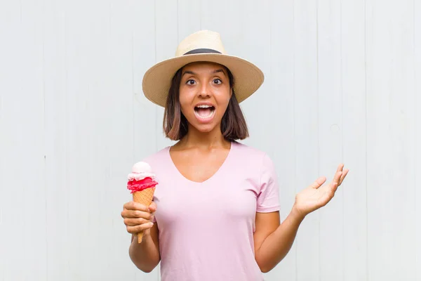 Giovane Donna Ispanica Sentirsi Felice Eccitato Sorpreso Scioccato Sorridente Stupito — Foto Stock