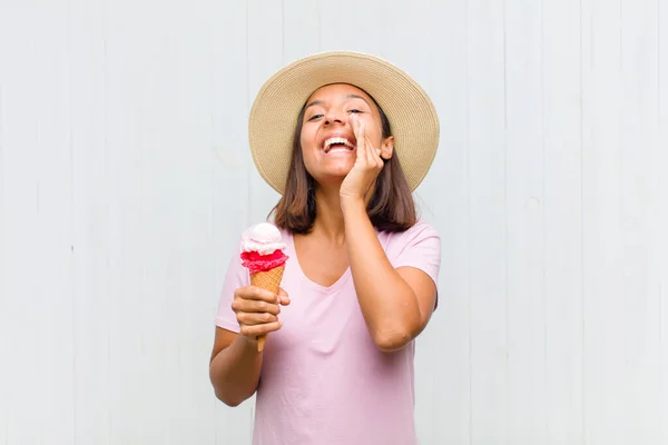 Junge Hispanische Frau Fühlt Sich Glücklich Aufgeregt Und Positiv Schreit — Stockfoto