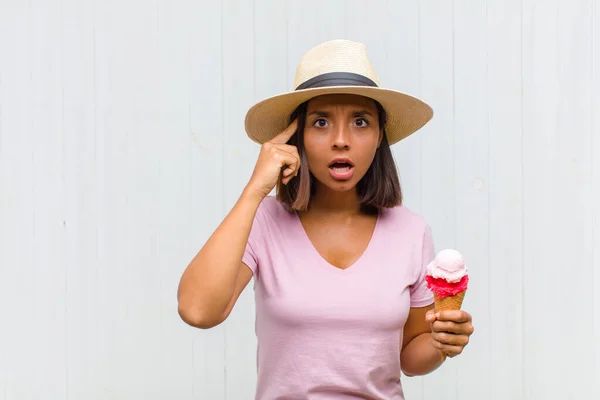 Junge Hispanische Frau Die Überrascht Mit Offenem Mund Und Schockiert — Stockfoto