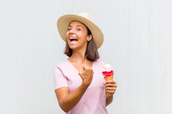 Jonge Spaanse Vrouw Die Zich Gelukkig Positief Succesvol Voelt Gemotiveerd — Stockfoto