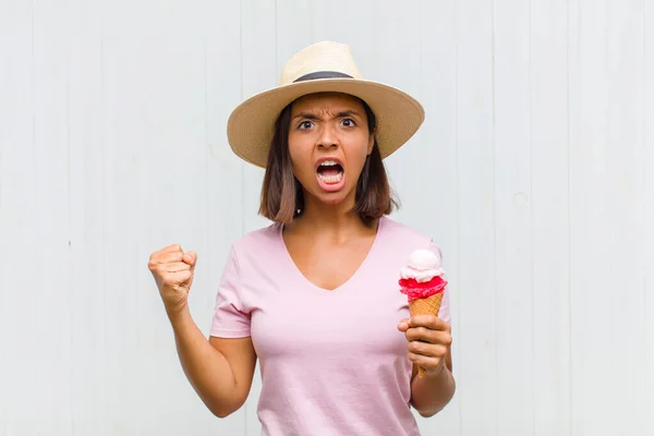 Junge Hispanische Frau Schreit Aggressiv Mit Wütendem Gesichtsausdruck Oder Mit — Stockfoto