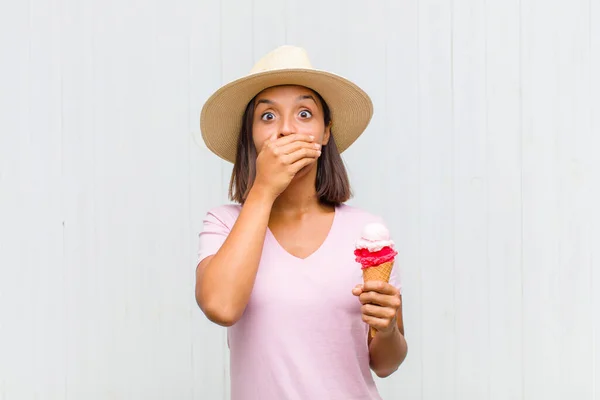 Junge Hispanische Frau Bedeckt Mund Mit Händen Mit Einem Schockierten — Stockfoto