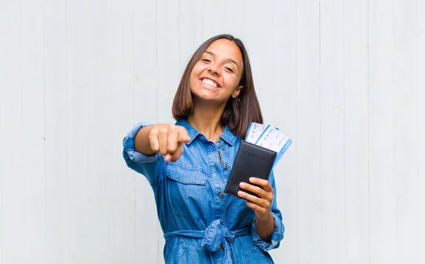 Joven Mujer Hispana Señalando Cámara Con Una Sonrisa Satisfecha Segura —  Fotos de Stock