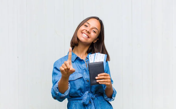 Joven Mujer Hispana Sonriendo Orgullosa Confiadamente Haciendo Pose Número Uno — Foto de Stock