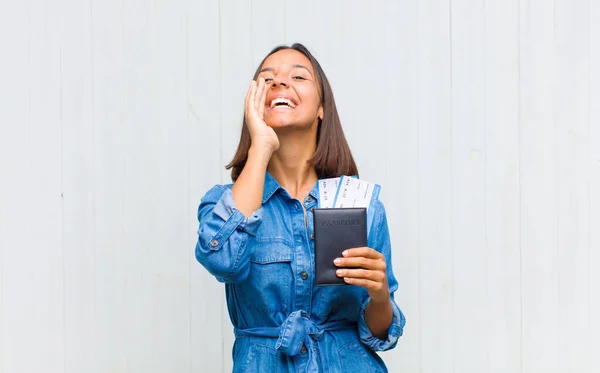 Giovane Donna Ispanica Sentirsi Felice Eccitato Positivo Dando Grande Grido — Foto Stock