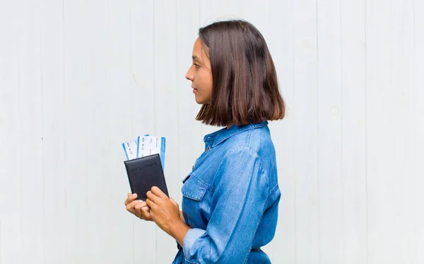 Joven Mujer Hispana Vista Perfil Mirando Para Copiar Espacio Por —  Fotos de Stock