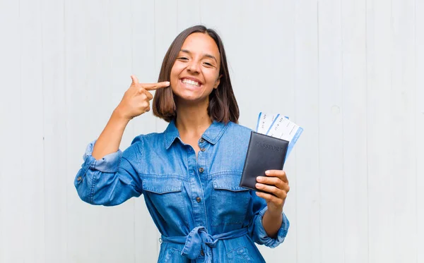 Ung Latinamerikansk Kvinna Ler Tryggt Pekar Egen Bred Leende Positiv — Stockfoto