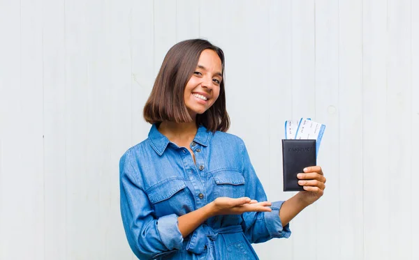 Joven Mujer Hispana Sonriendo Alegremente Sintiéndose Feliz Mostrando Concepto Espacio —  Fotos de Stock