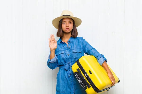 Junge Hispanische Frau Sieht Ernst Streng Unzufrieden Und Wütend Aus — Stockfoto