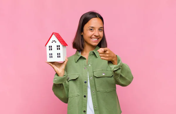 Joven Mujer Hispana Señalando Cámara Con Una Sonrisa Satisfecha Segura — Foto de Stock