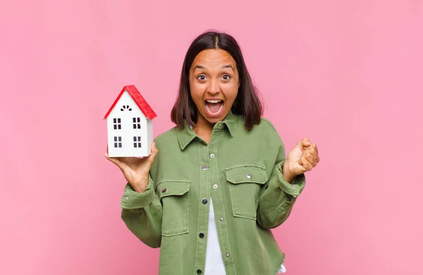 Joven Mujer Hispana Sintiéndose Conmocionada Emocionada Feliz Riendo Celebrando Éxito — Foto de Stock