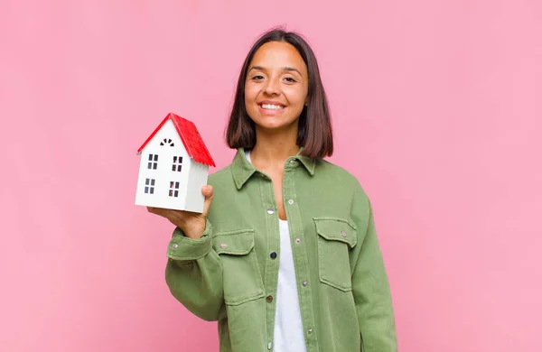 Joven Mujer Hispana Sonriendo Felizmente Con Una Mano Cadera Actitud — Foto de Stock