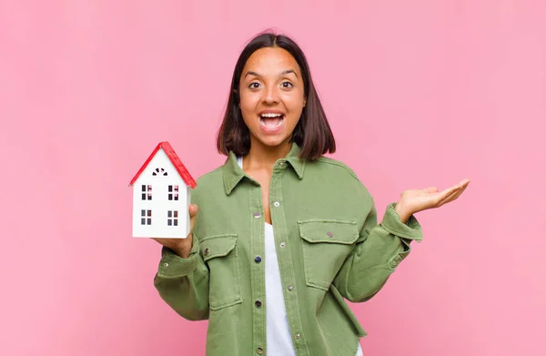 Joven Mujer Hispana Sintiéndose Feliz Emocionada Sorprendida Sorprendida Sonriendo Asombrada — Foto de Stock