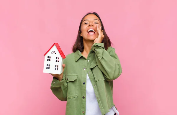 Junge Hispanische Frau Fühlt Sich Glücklich Aufgeregt Und Positiv Schreit — Stockfoto