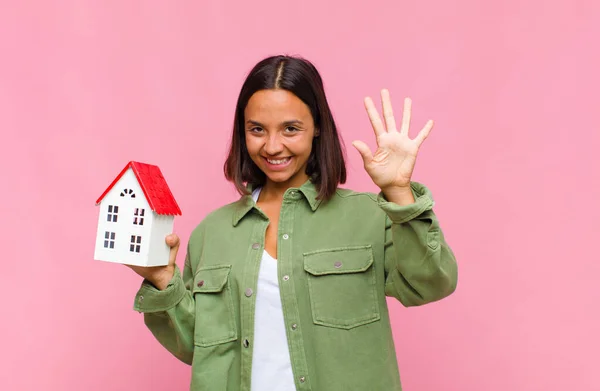 Junge Hispanische Frau Lächelt Und Sieht Freundlich Aus Zeigt Nummer — Stockfoto