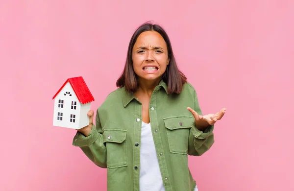 Ung Latinamerikansk Kvinna Ser Arg Irriterad Och Frustrerad Skrikande Wtf — Stockfoto