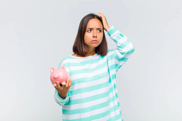 Jonge Spaanse Vrouw Gevoel Verward Verward Krassen Hoofd Kijken Naar — Stockfoto