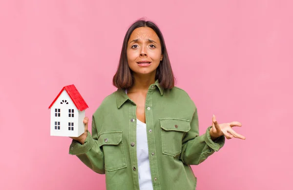 Junge Hispanische Frau Fühlt Sich Extrem Schockiert Und Überrascht Ängstlich — Stockfoto