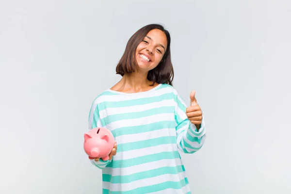 Giovane Donna Ispanica Sentirsi Orgoglioso Spensierato Fiducioso Felice Sorridendo Positivamente — Foto Stock