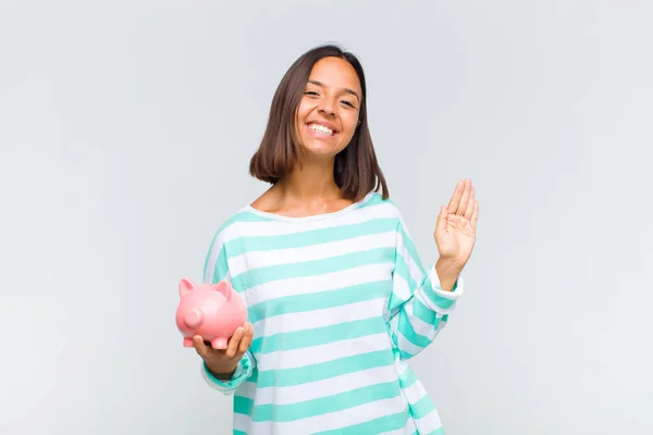 Giovane Donna Ispanica Sorridente Felicemente Allegramente Che Saluta Accoglie Saluta — Foto Stock