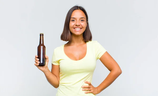 Joven Mujer Hispana Sonriendo Felizmente Con Una Mano Cadera Actitud —  Fotos de Stock