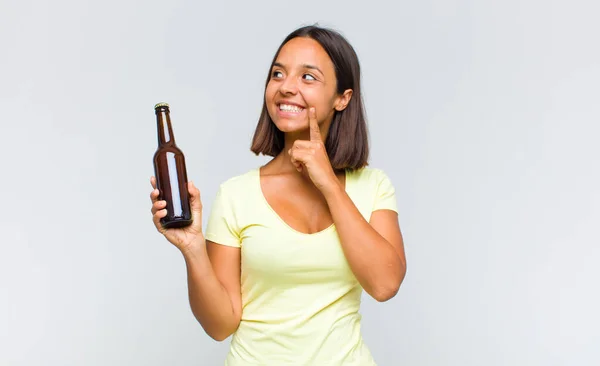 Giovane Donna Ispanica Sorridente Felicemente Sognare Occhi Aperti Dubitare Guardando — Foto Stock