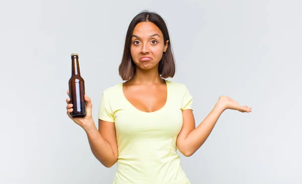 Young Hispanic Woman Feeling Puzzled Confused Doubting Weighting Choosing Different — Stock Photo, Image