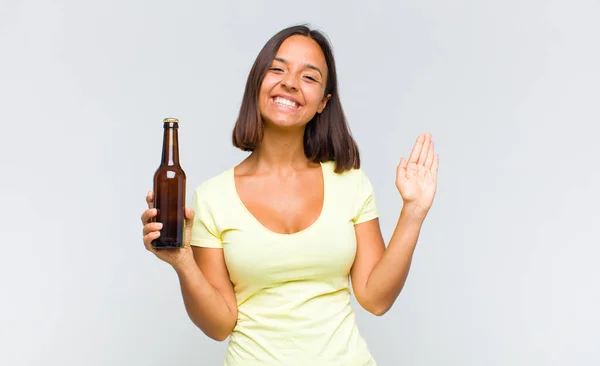 Joven Mujer Hispana Sonriendo Alegre Alegremente Saludándote Saludándote Despidiéndote —  Fotos de Stock