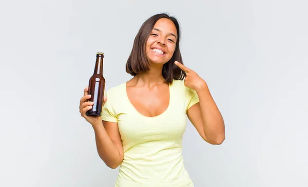 Joven Mujer Hispana Sonriendo Con Confianza Apuntando Propia Amplia Sonrisa — Foto de Stock