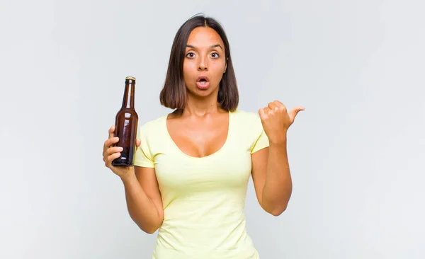 Junge Hispanische Frau Schaut Erstaunt Ungläubig Zeigt Auf Gegenstand Der — Stockfoto