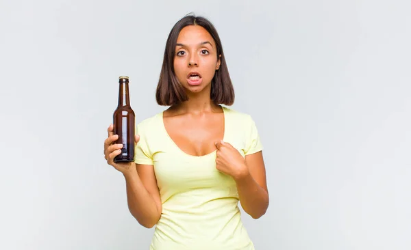 Jeune Femme Hispanique Regardant Choqué Surpris Avec Bouche Grande Ouverte — Photo