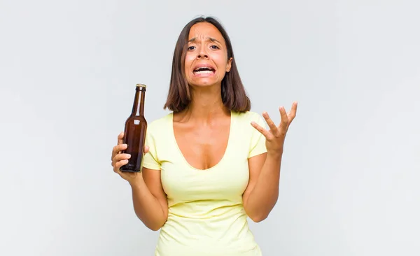 Ung Latinamerikansk Kvinna Ser Desperat Och Frustrerad Stressad Olycklig Och — Stockfoto