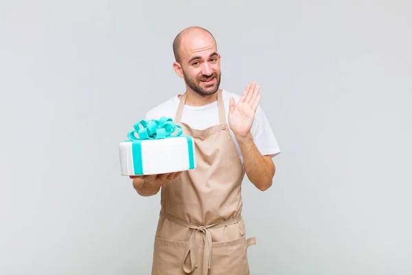 Jonge Kale Man Lachend Vrolijk Vrolijk Zwaaiend Met Hand Verwelkomend — Stockfoto