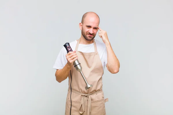 Jovem Careca Sentindo Confuso Perplexo Mostrando Que Você Louco Louco — Fotografia de Stock