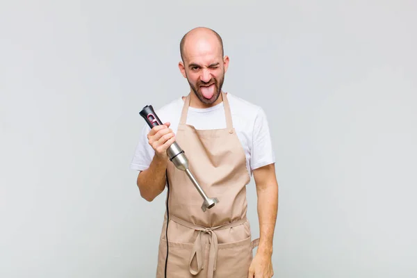 Joven Calvo Con Actitud Alegre Despreocupada Rebelde Bromeando Sacando Lengua — Foto de Stock