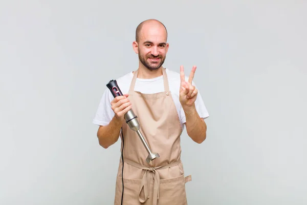 Jovem Careca Sorrindo Olhando Amigável Mostrando Número Dois Segundo Com — Fotografia de Stock