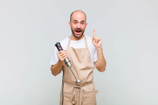 Jovem Careca Sentindo Como Gênio Feliz Animado Depois Perceber Uma — Fotografia de Stock