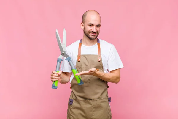 Genç Kel Adam Neşeyle Gülümsüyor Mutlu Hissediyor Fotokopi Dünyasında Avucuyla — Stok fotoğraf