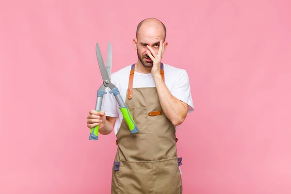 Ung Skallig Man Känner Sig Uttråkad Frustrerad Och Sömnig Efter — Stockfoto