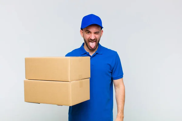 Joven Calvo Con Actitud Alegre Despreocupada Rebelde Bromeando Sacando Lengua —  Fotos de Stock