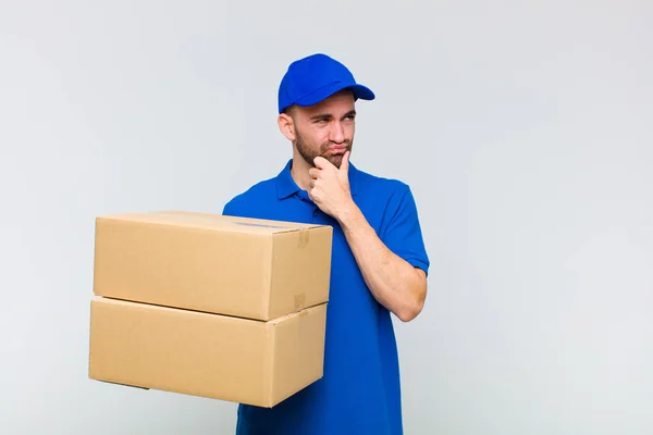 Jonge Kale Man Denken Twijfelachtig Verward Met Verschillende Opties Zich — Stockfoto