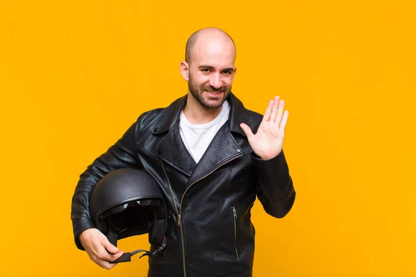 Jonge Kale Man Lachend Vrolijk Vrolijk Zwaaiend Met Hand Verwelkomend — Stockfoto