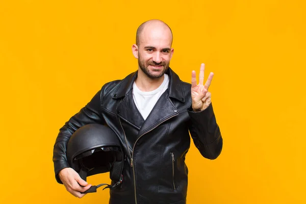 Jeune Homme Chauve Souriant Regardant Amical Montrant Numéro Trois Troisième — Photo