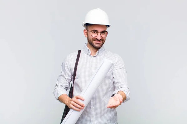 Ung Skallig Man Ler Glatt Med Vänlig Säker Positiv Look — Stockfoto