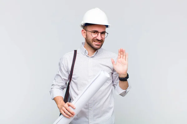 Jonge Kale Man Lachend Vrolijk Vrolijk Zwaaiend Met Hand Verwelkomend — Stockfoto