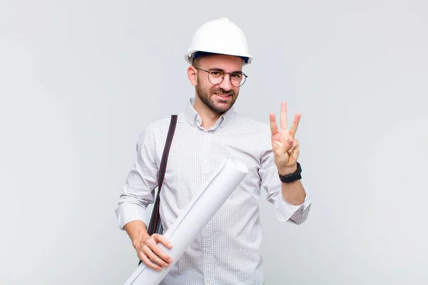 Jeune Homme Chauve Souriant Regardant Amical Montrant Numéro Trois Troisième — Photo