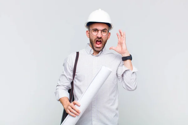 Jeune Homme Chauve Criant Les Mains Air Sentant Furieux Frustré — Photo