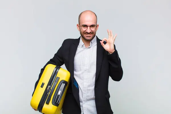 Jovem Careca Sentindo Feliz Relaxado Satisfeito Mostrando Aprovação Com Gesto — Fotografia de Stock