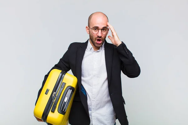 Jovem Careca Olhando Feliz Surpreso Surpreso Sorrindo Percebendo Incrível Incrível — Fotografia de Stock